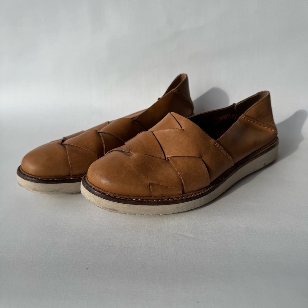 Clark’s // Tan woven Leather comfort Loafers size 7.5